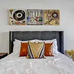 Luxurious Studio, Work From Home, Wifi, Riverwalk