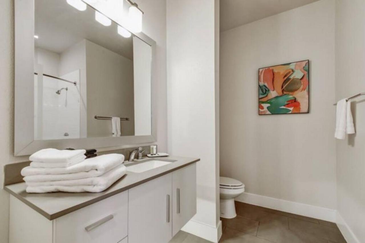 Luxurious Studio, Work From Home, Wifi, Riverwalk Apartment *